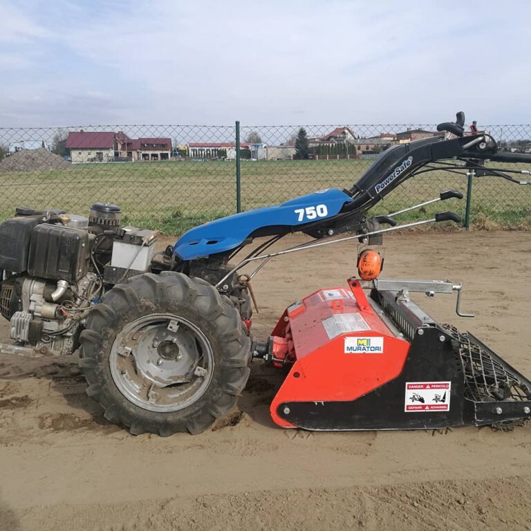 Maszyna przygotowująca podłoże pod założenie trawnika